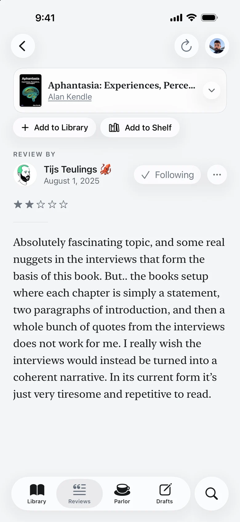 Reading a community review in Resenha on iPhone.